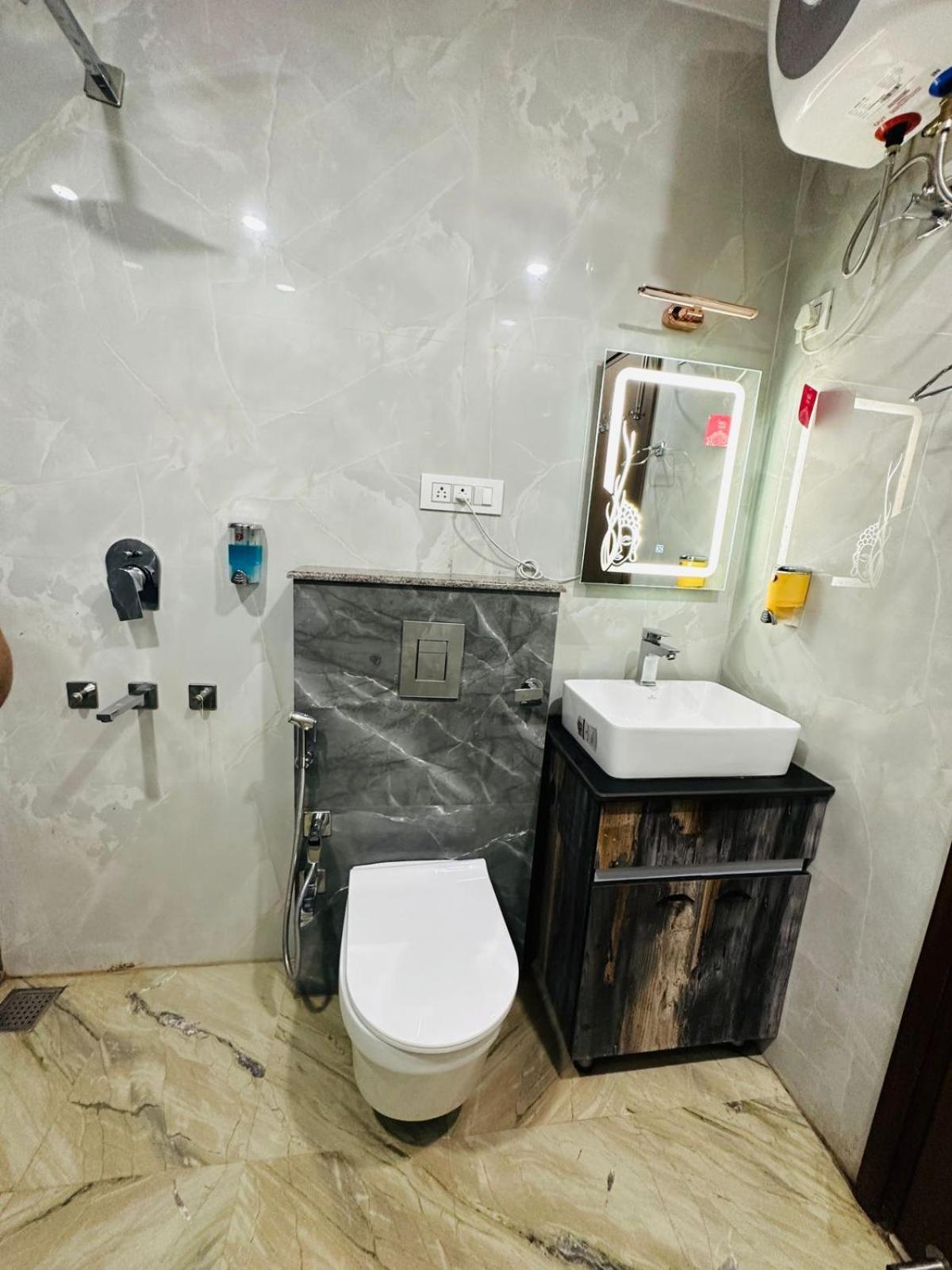 Hotel Samrat Residency 10 Mints Walking Distance Nizamuddin Railway Station Νέο Δελχί Εξωτερικό φωτογραφία