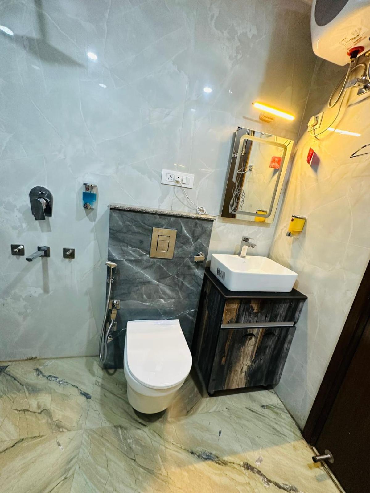 Hotel Samrat Residency 10 Mints Walking Distance Nizamuddin Railway Station Νέο Δελχί Εξωτερικό φωτογραφία